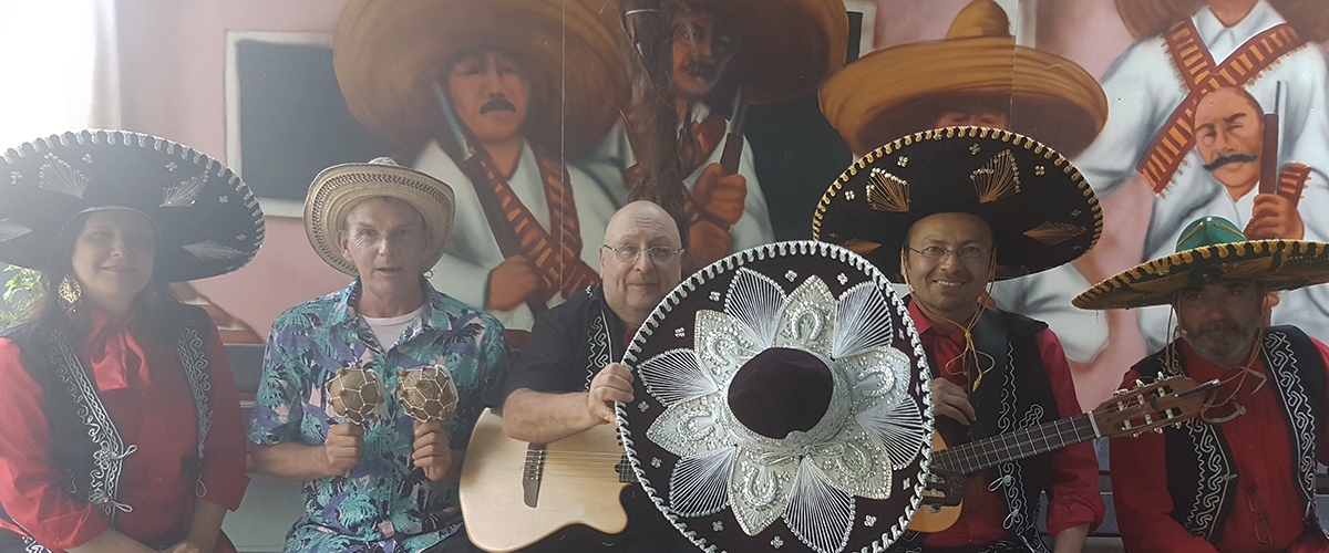 Papieren bloemen sarapes een mariachi band decor